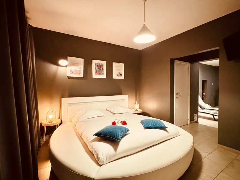 Wellness suite with private jacuzzi at Rose Suites in Bruges